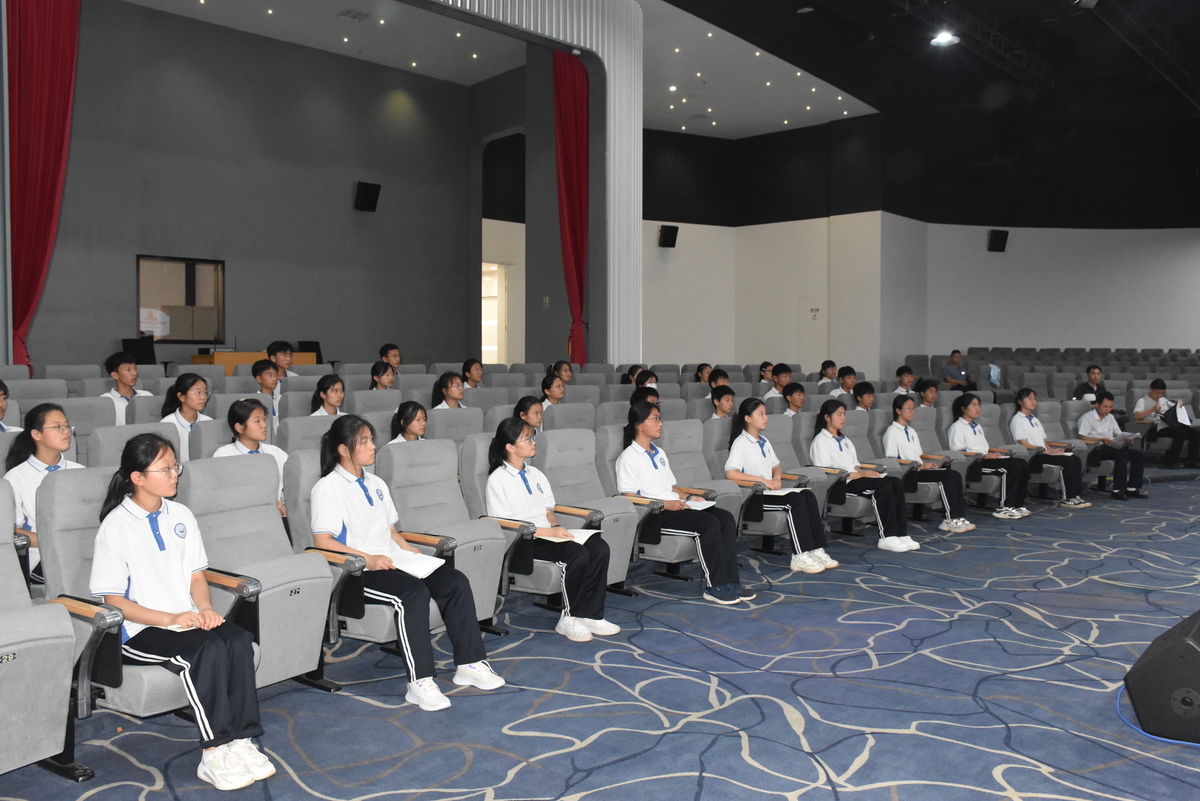 吕关谊为郑州市第一三一中学学生上专题思政课