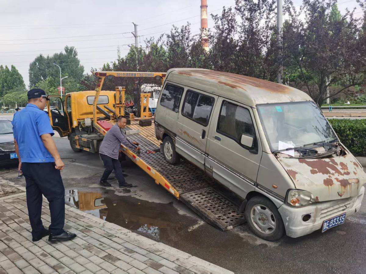 区城市管理局整治私占公共车位打造优质有序环境
