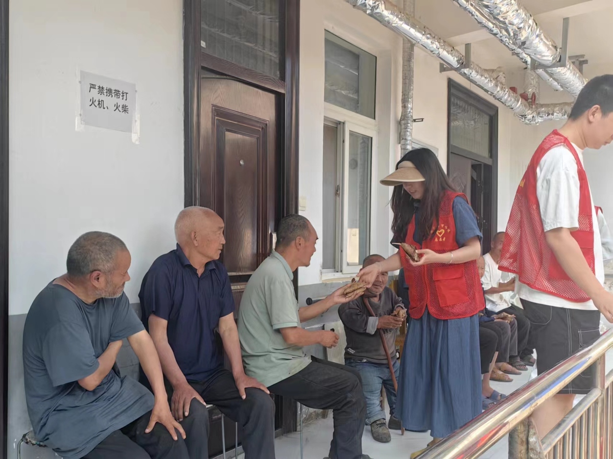 端午粽香沁人心 關(guān)愛敬老顯擔(dān)當(dāng)——下峪鎮(zhèn)開展端午節(jié)敬老院慰問活動(dòng)