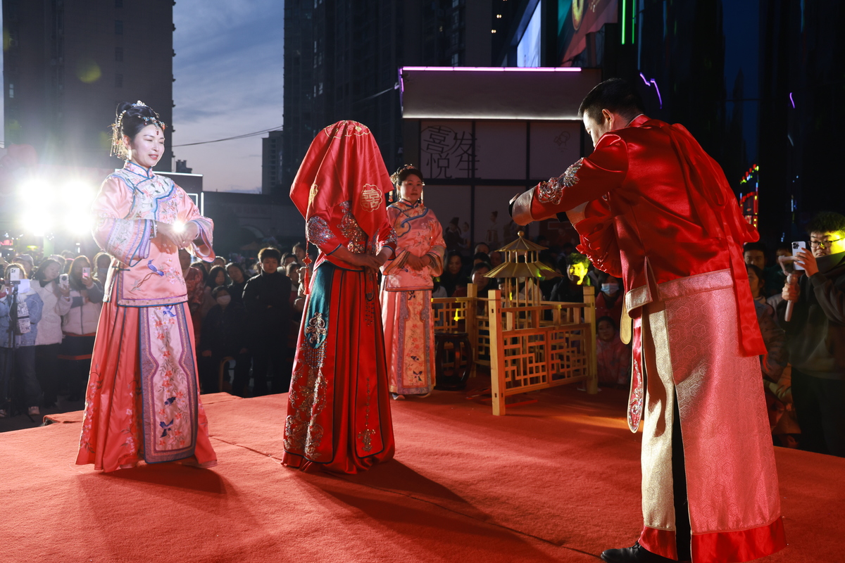 潢川县举行首届“汉服走秀 老家婚俗 ”暨中式传统婚礼展示活动