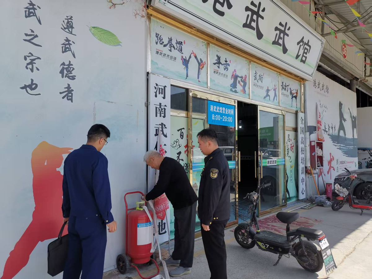 航空港区消防救援支队港北大队联合应急局、办事处开展“九小场所”隐患排查宣传活动