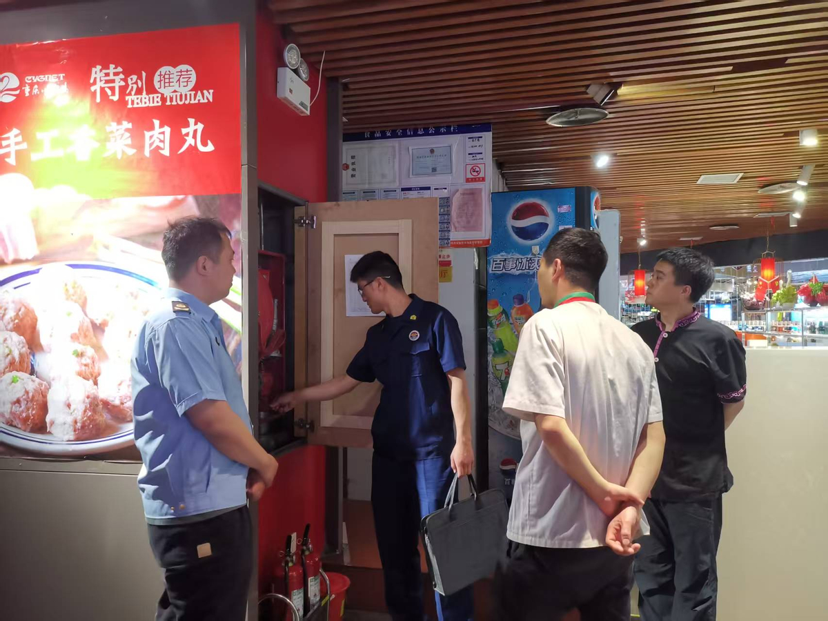 航空港区消防救援支队港北大队联合应急局、办事处开展“九小场所”隐患排查宣传活动